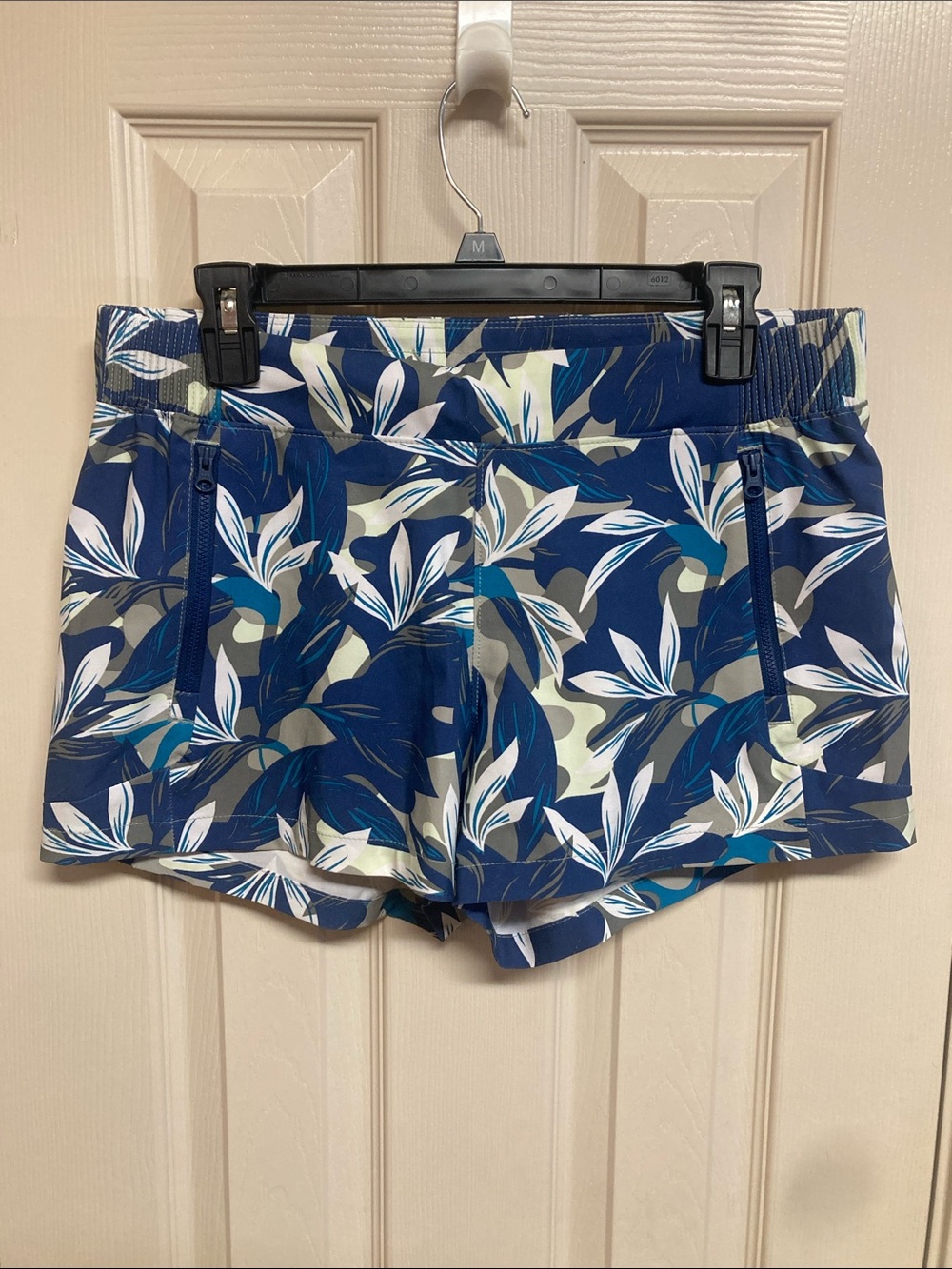 Columbia PFG Women’s Blue Tropical Print Shorts Sz M Fishing Outdoor Zip Pocket